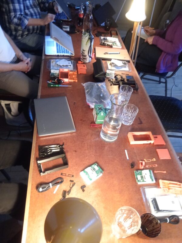 Die Teilnehmer des Specter Shield Lite Workshops kurz bevor sie sich ihr Bitcoin Hardware Wallet zusammen bauen.