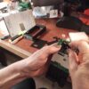 Jemand baut sich den Specter Shield Lite zusammen. Im Specter Shield Lite Workshop von ClavaStack