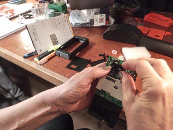 Jemand baut sich den Specter Shield Lite zusammen. Im Specter Shield Lite Workshop von ClavaStack