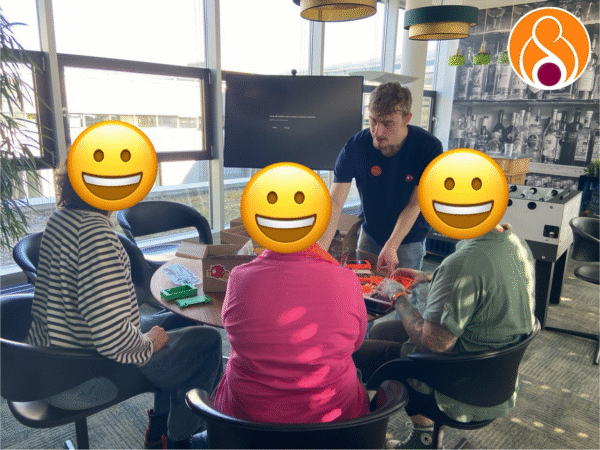 Schnuartz auf der Les Femmes Orange Veranstaltung macht einen Specter Shield Lite Workshop für 3-4 Frauen.
