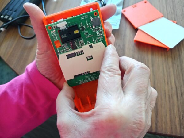Jemand baut den Specter Shield Lite zusammen. Man erkennt sehr detailiert, die Platine, den Scanner und die Einzelteile.