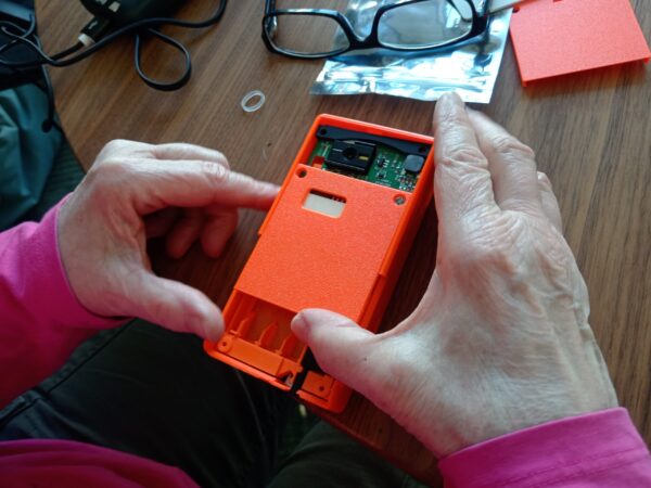 Der Specter Shield Lite wird zusammengesteckt.