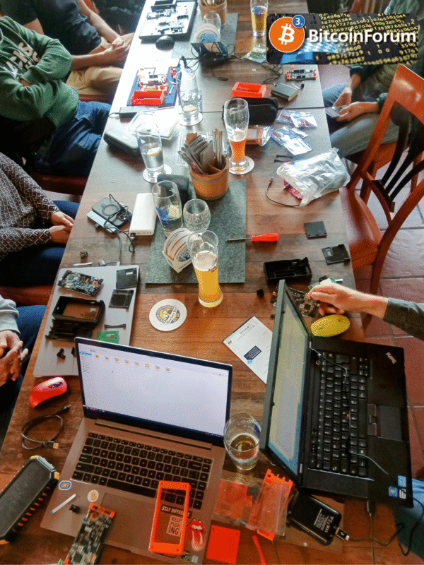 Workshop auf dem 3. BitcoinForum Bayern in Ingolstadt. Wo sich Bitcoiner einen Specter Shield Lite zusammen bauen.