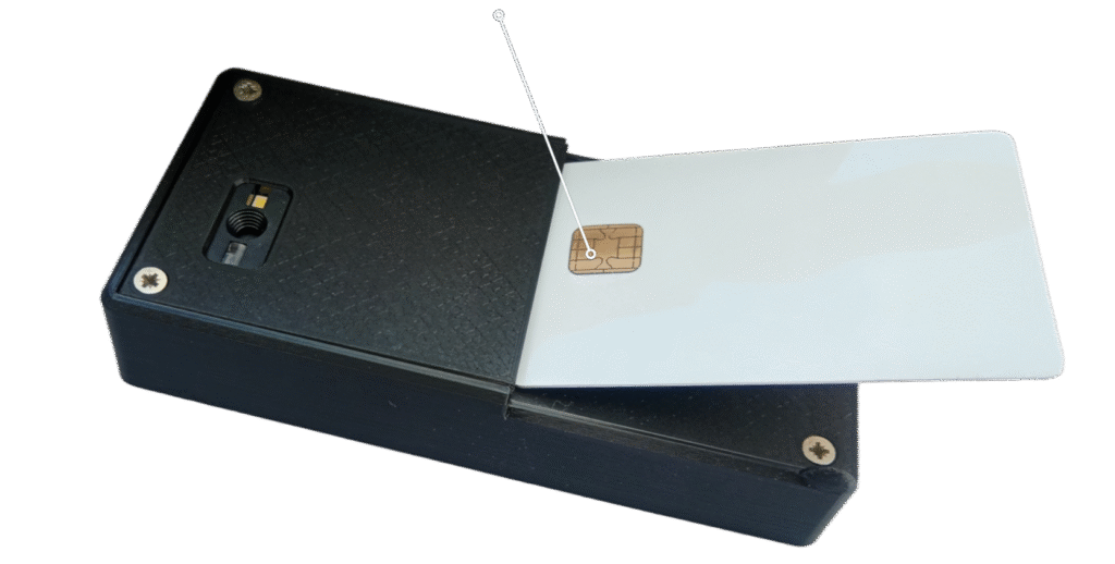 Specter Shield mit Smartcard wo man präsent den Secure Chip sieht. Hier geht sogar ein Strich zum Wort Secure Chip weg.