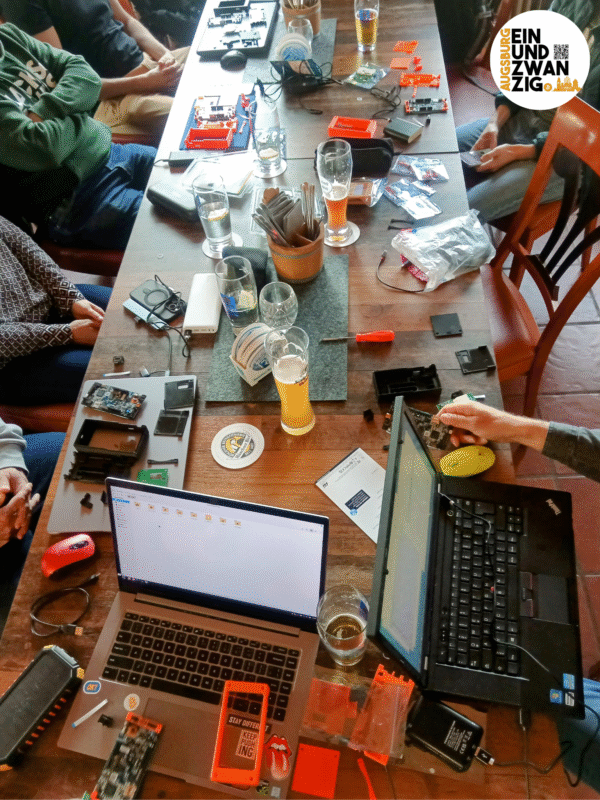 Workshop auf dem Einundzwanzig Meetup Augsburg. Wo sich Bitcoiner einen Specter Shield Lite zusammen bauen.