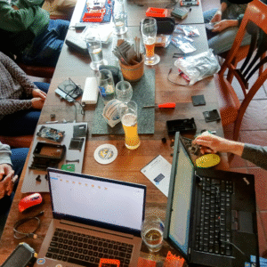 Workshop auf der Plan B Week in Lugano 2025. Wo sich Bitcoiner einen Specter Shield Lite zusammen bauen.