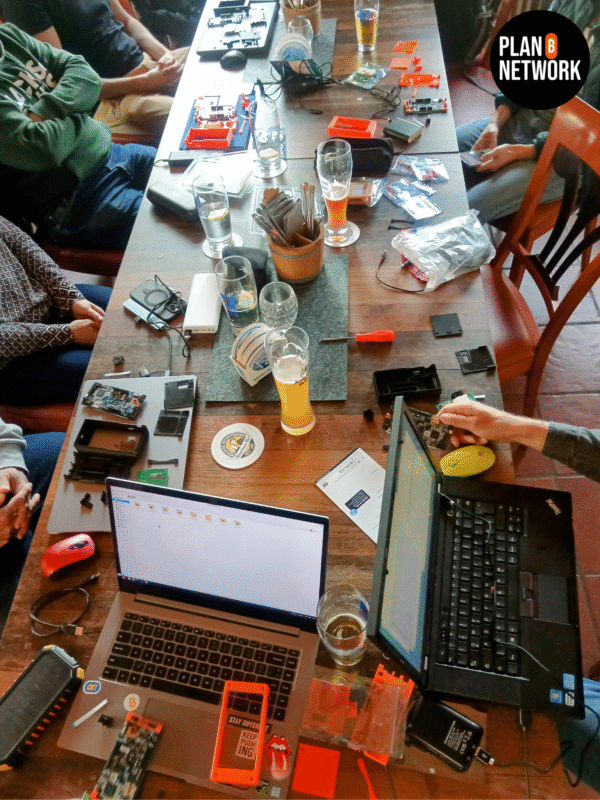 Workshop auf der Plan B Week in Lugano 2025. Wo sich Bitcoiner einen Specter Shield Lite zusammen bauen.
