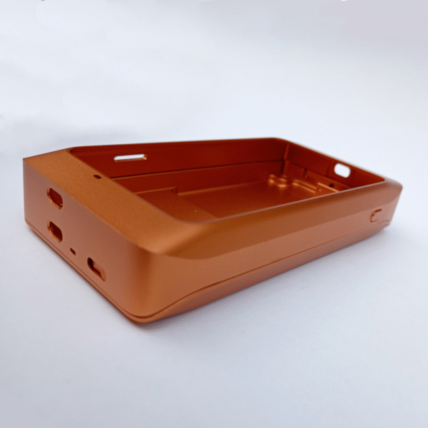 Specter Shield Metall Case von der Seite und Unten sodass man den Schließmechanismus sehen kann.